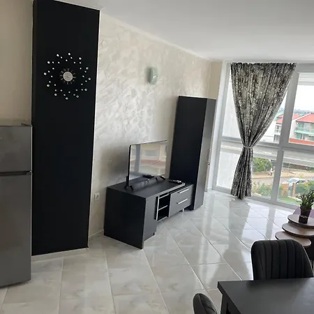 With Pool In Atlantis Apartment